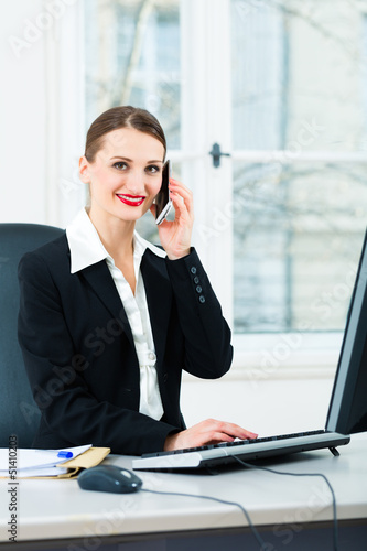 Photo: businesswoman in office sitting on the computer businesswoman in office sitting on the computer