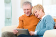 Foto: Seniors at home with tablet computer Seniors at home with tablet computer