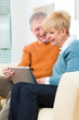 Foto: Seniors at home with tablet computer Seniors at home with tablet computer