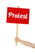 Photo: Person hält Schild mit der Aufschrift Protest Person hält Schild mit der Aufschrift Protest