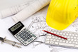 Hausplan mit Helm eines Bauarbeiters