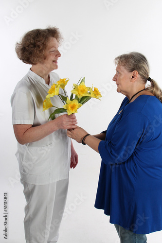 Photo: Patientin dankt Krankenschwester Patientin dankt Krankenschwester