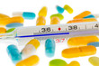 Fieberthermometer und Tabletten