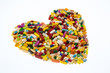 Bunte Tabletten in Herzform
