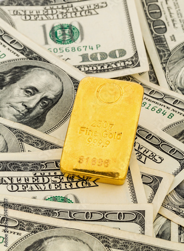 Photo: Goldbarren auf Dollarscheinen Goldbarren auf Dollarscheinen