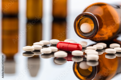 Photo: Viele Tabletten mit Behälter Viele Tabletten mit Behälter