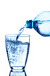 Wasser in ein Glas gießen
