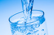 Wasser in ein Glas gießen