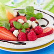 Mozzarella-Fruchtsalat mit Balsamico und Basilikum