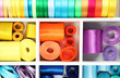 Foto: Bright silk ribbons in white wooden box, close up Bright silk ribbons in white wooden box, close up