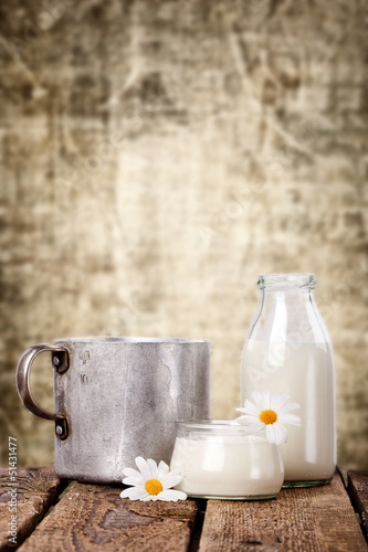 Photo: Milch mit rustikalen Hintergrund Milch mit rustikalen Hintergrund