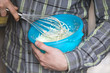 Mann backt Kuchen