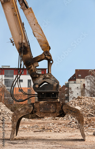 Photo: Gewaltiger Greifer für Abrissarbeiten Gewaltiger Greifer für Abrissarbeiten