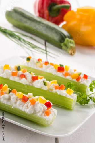 Photo: Antipasto , sedano con formaggio e verdure, fuoco selettivo Antipasto , sedano con formaggio e verdure, fuoco selettivo