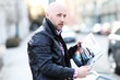 Mann ließt Magazin