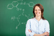 lehrerin mit verschränkten armen