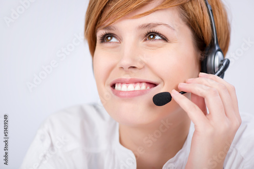 Photo: geschäftsfrau telefoniert mit headset geschäftsfrau telefoniert mit headset