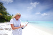 Foto: business woman with blank paper on the ocean coast business woman with blank paper on the ocean coast