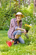 junge Frau bei der Gartenarbeit