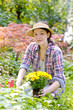 Foto: junge Frau bei der Gartenarbeit junge Frau bei der Gartenarbeit
