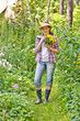 Foto: junge Frau bei der Gartenarbeit junge Frau bei der Gartenarbeit