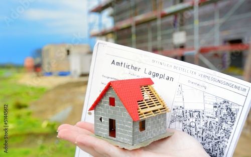 Photo: Rohbau mit Lageplan und Rohbau auf Hand Rohbau mit Lageplan und Rohbau auf Hand