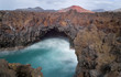 Brandungshöhle und Vulkankrater auf Lanzarote