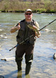 pescatore in riva al fiume