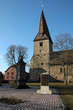 Foto: Kirche in Fuhlen mit Denkmal Kirche in Fuhlen mit Denkmal