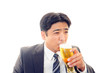 ビールを飲む笑顔のサラリーマン