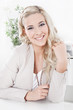 Portrait einer jungen blonden gut aussehenden Frau