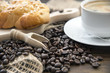 Arabica Bohnen mit Schafuel auf Holzuntergrund