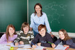 lehrerin mit schülern im unterricht