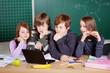 schüler schauen auf laptop