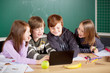 schüler arbeiten am laptop