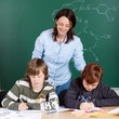 Foto: lehrerin und schüler im unterricht lehrerin und schüler im unterricht