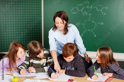Photo: lehrerin erklärt schülern die aufgabe lehrerin erklärt schülern die aufgabe