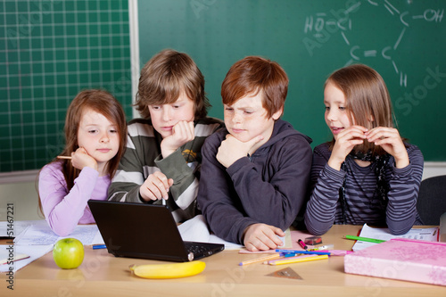 Photo: schüler schauen auf laptop schüler schauen auf laptop