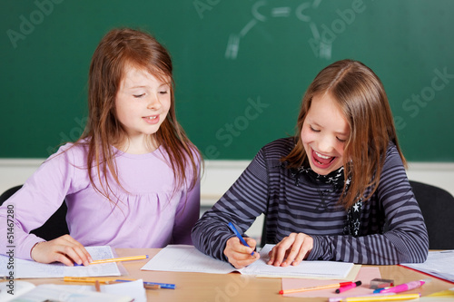 Photo: zwei mädchen in der klasse zwei mädchen in der klasse