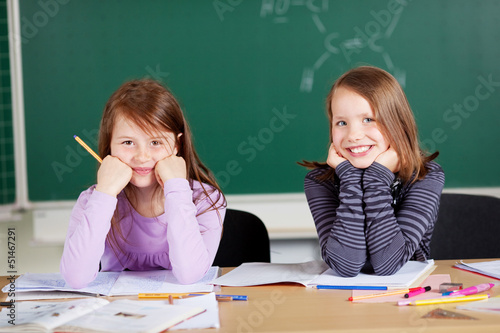Photo: zwei schülerinnen im klassenzimmer zwei schülerinnen im klassenzimmer