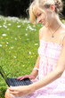 mit laptop auf der grünen wiese