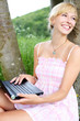 mit laptop in der natur