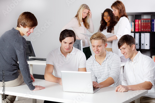 Photo: schüler lernen gemeinsam schüler lernen gemeinsam