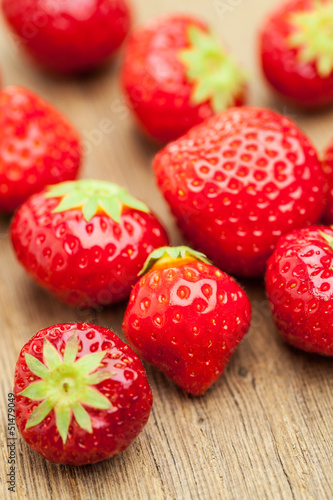 Photo: Kleine Erdbeeren auf Holz Kleine Erdbeeren auf Holz