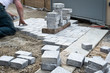 Chantier de pose de pavés dans une cour