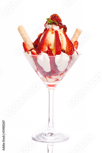 Photo: Eisbecher mit Erdbeeren und Sahne Eisbecher mit Erdbeeren und Sahne