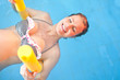 Frau macht Gymnastik im Wasser