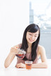 紅茶を飲む女性