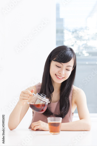 Photo: 紅茶を飲む女性 紅茶を飲む女性
