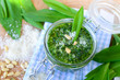 Pesto Bärlauch und Pinienkernen und Parmesan